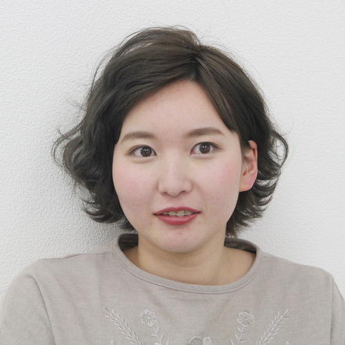 背伸び大人女性