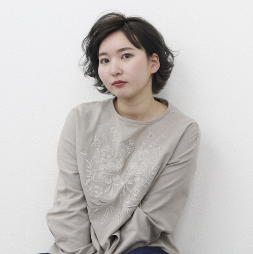 背伸び大人女性